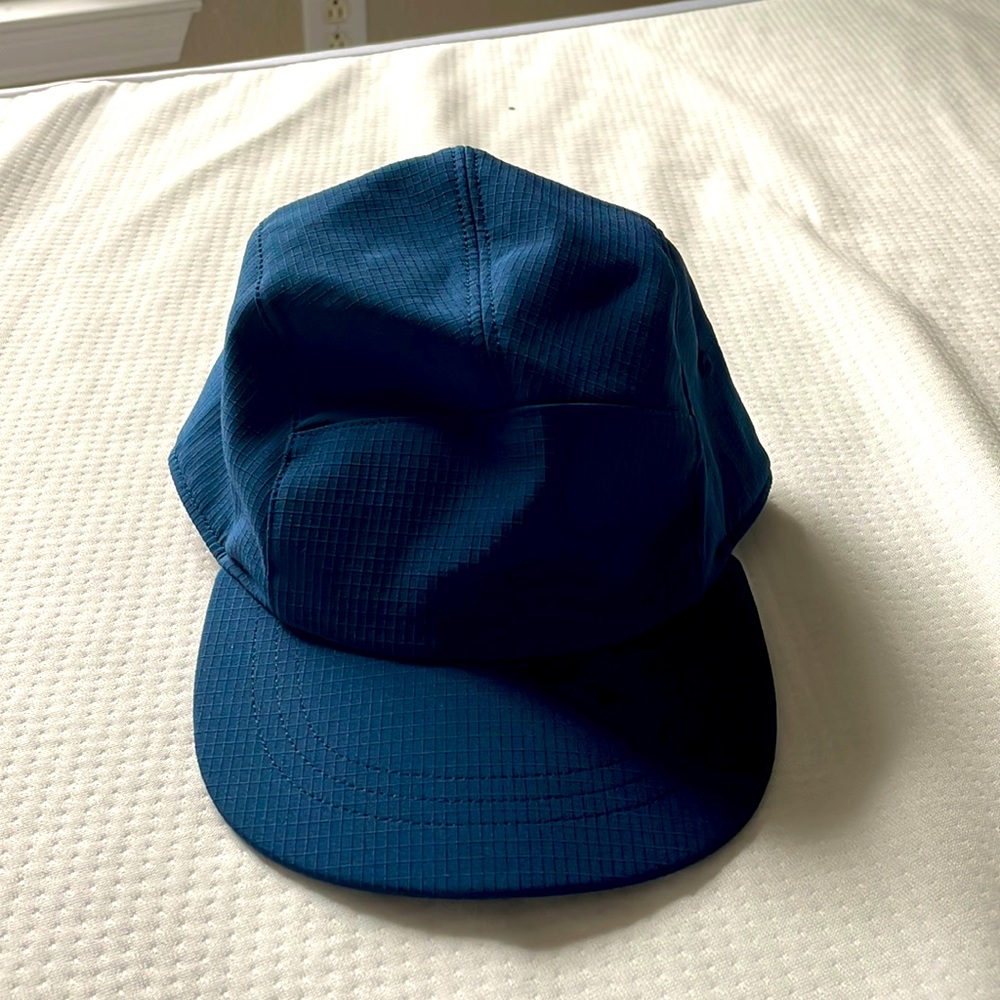 Lululemon navy hat never worn